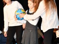trzy dziewczynki a globusem w ręku